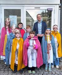 Die Sternsinger aus Altdorf bringen den Segen in die VG-Verwaltung Edenkoben. Hier mit Bürgermeister Daniel Salm. Foto. VG. Frei. 