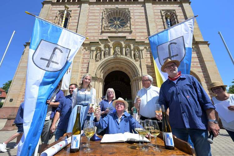 Dann die Verköstigung des Kirrweilerer Weines vor dem Dom am heutigen Freitag. 