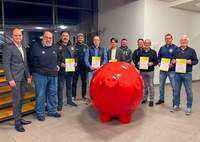 Vorstandsvorsitzender Svend Larsen, Kreisvorsitzender Peter Bourquin und die Fair Play-Preisträger aus der Region (v.l.n.r.). Foto. Sparkasse Südpfalz. Frei.