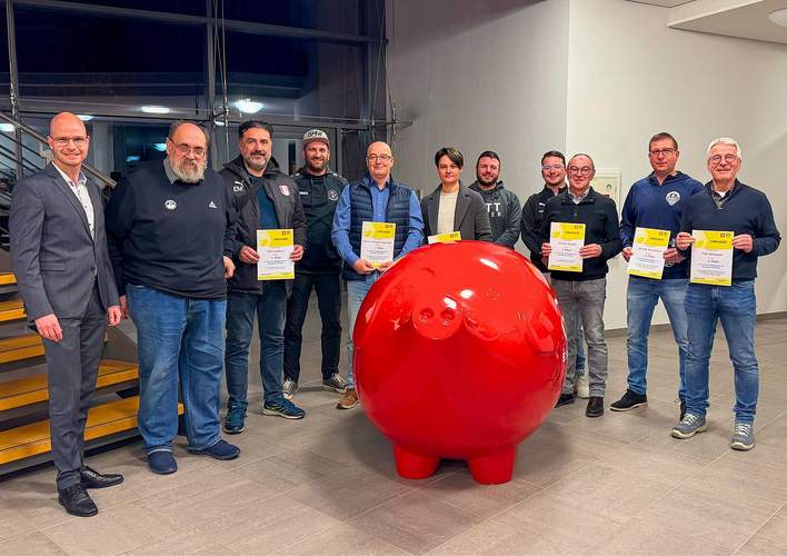 Vorstandsvorsitzender Svend Larsen, Kreisvorsitzender Peter Bourquin und die Fair Play-Preisträger aus der Region (v.l.n.r.). Foto. Sparkasse Südpfalz. Frei.