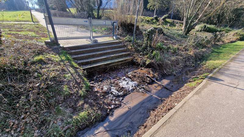 Seit Monaten kaputt und abgetragen. Das Brücklein zwischen Kurpark und Kräutergarten unterhalb der Edith-Stein-Klinik. Foto. sp. 