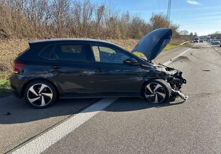 Wurde auf der Überholspur übersehen. Totalschaden. So wie der Wagen der Spur wechselnden Verursacherin. Bei Edesheim.