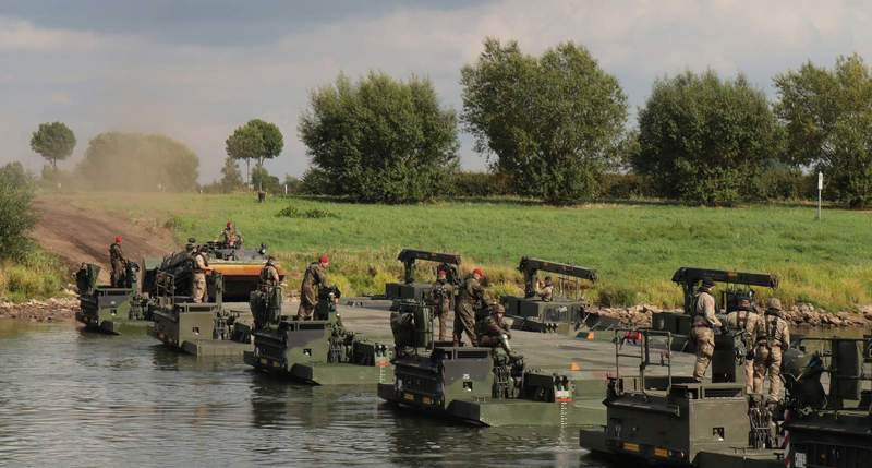 Die Bundeswehr beim Übersetzen über Flüsse mit mobilen Brücken-Elementen.