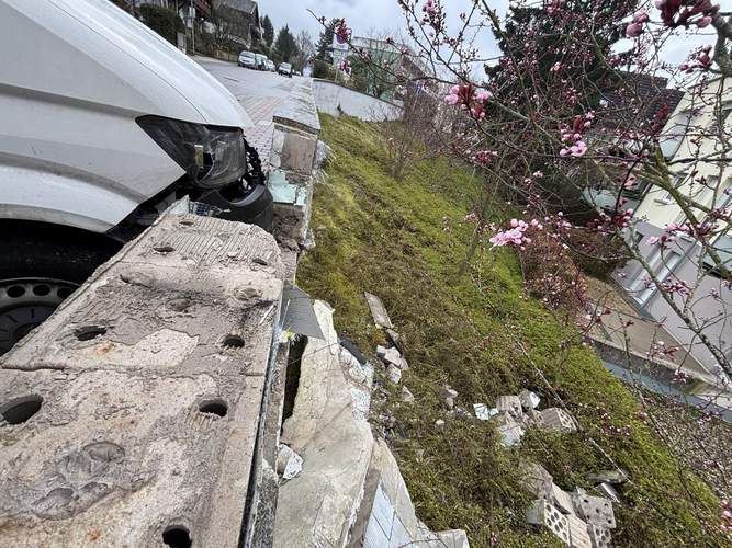 Laut Polizei hatte der Fahrer vergessen, die Handbremse zu betätigen. 