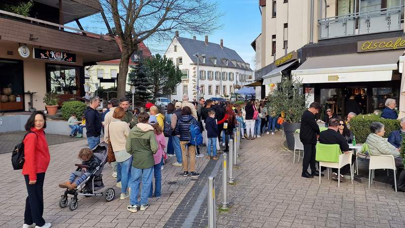 Am gestrigen Sonntagnachmittag standen sie gestern an der Eisdiele Pola am Kurpark in BZA Schlange. Teilweise an die 60 Kunden warteten geduldig, bis sie an der Reihe waren. Foto. rw.