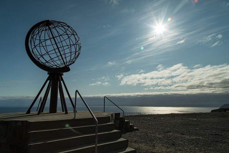 Symbolisch. Der Globus als Hinweis auf das Erreichen des Polarkreises am Nordkap. Foto. Klaus Forstner. Frei.