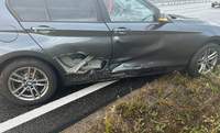 Auf der B 10 bei LD in einen daneben fahrenden Wagen gekracht.