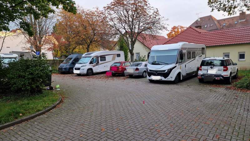 Wohnmobile parken den Pkw-P-Platz In den Schlossgärten in BZA in Teilen zu und das seit etlichen Tagen. Stadt und Ordnungsamt schauen weg. Eingedenk. Ein Wohnmobil braucht 2 Pkw-Stellplätze. Und in der engen Altstadt sind Parkplätze mehr als rar. Für Kunden ist nach 2- oder 3-maligen Versuch Schluss. In Zukunft gleich raus auf die Grüne Wiese. Innenstadtbelebung sieht anders aus ...Foto. rw.