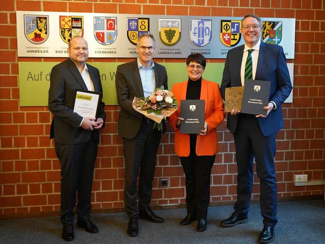 Von links. Simon Bludovsky, Landrat Dietmar Seefeldt, Christine Schneider und Alexander Schweitzer. Foto. KV. SÜW. Frei.