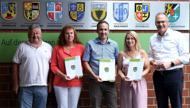 Landrat Dietmar Seefeldt (rechts) und Personalratsvorsitzender Udo Baumgartner (links) mit den Jubilarinnen Edith Reinhard (2. von links) und Jennifer Pfaffmann (2. von rechts) sowie dem Jubilar Joscha Wittiber (Mitte). Foto. KV. SÜW. Frei. 