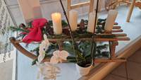 Einen schönen 1. Advent wünscht die suewpress.de-Redaktion. Auch wir haben heute im Büro die erste von vier Kerzen entzündet. Übrigens. Die Orchidee steht sei Mai an diesem Fleck unseres Schaufensters. Und sie blüht und blüht und blüht ... Foto. rw. 