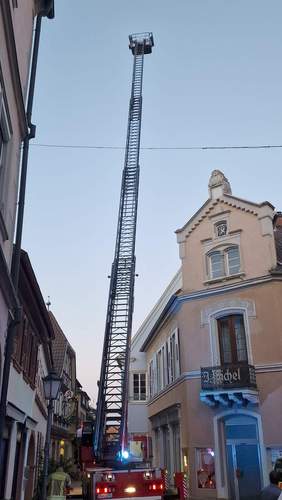 Kommt fast auf jede Höhe in der Kurstadt. Die Drehleiter der Feuerwehr in BZA. Foto. rw. 