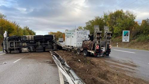 28.10.2026 - Sperrung. Der B 9. Lkw kracht durch Leitplanke.