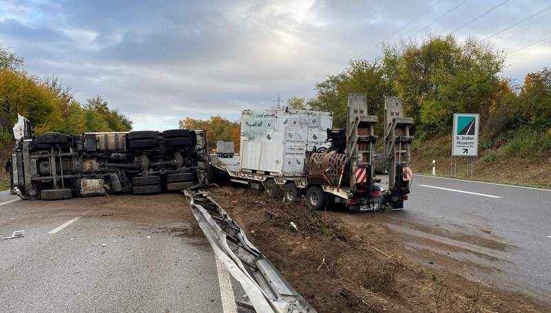 Am heutigen Mittwochmorgen ist ein Lkw aus noch unbekannten Gründen bei GER auf der B 9 durch die Mittelleitplanke gekracht. 
