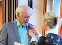SWP-Landrätin Susanne Ganster heftet Hans Kuhn die Landesehrennadel ans Revers. Foto. KV. SWP. Frei. 