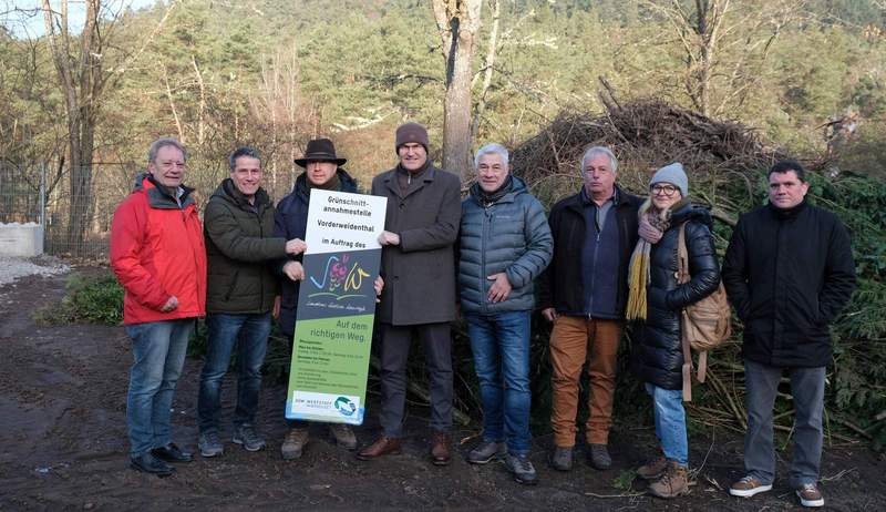 Bei der Eröffnung der neuen Annahmestelle von links: Werner Kempf, Erster Beigeordneter der VG Annweiler, Kreisbeigeordneter Uwe Huth, Unternehmer Martin Köhler, Landrat Dietmar Seefeldt, Vorderweidenthals Ortsbürgermeister Volker Christmann, Werkleiter Rolf Mäckel, Silzer Ortsbürgermeisterin Elke Mandery und Christoph Stöffler vom Referat „Finanzen und Beteiligungen" der Kreisverwaltung, ab Juli Nachfolger als Werkleiter. Foto. KV. SÜW. Frei. 