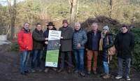 Bei der Eröffnung der neuen Annahmestelle von links: Werner Kempf, Erster Beigeordneter der VG Annweiler, Kreisbeigeordneter Uwe Huth, Unternehmer Martin Köhler, Landrat Dietmar Seefeldt, Vorderweidenthals Ortsbürgermeister Volker Christmann, Werkleiter Rolf Mäckel, Silzer Ortsbürgermeisterin Elke Mandery und Christoph Stöffler vom Referat „Finanzen und Beteiligungen" der Kreisverwaltung, ab Juli Nachfolger als Werkleiter. Foto. KV. SÜW. Frei. 
