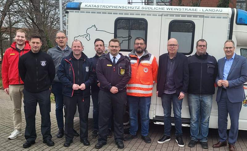 Bei der Übergabe des neuen/alten Notfall-KTW an die Schnelleinsatzgruppe. Foto. KV. SÜW. Pressefrei.