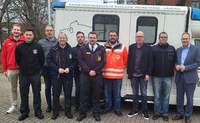 Bei der Übergabe des neuen/alten Notfall-KTW an die Schnelleinsatzgruppe. Foto. KV. SÜW. Pressefrei.