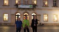 Von links. Verwaltungsmitarbeiter Gernot Cadorin, Künstler Erwin Würth und OB Dominik Geißler vor den Instrumentenleuchten im Landauer Rathaus. Foto. Stadt. LD. Frei. 