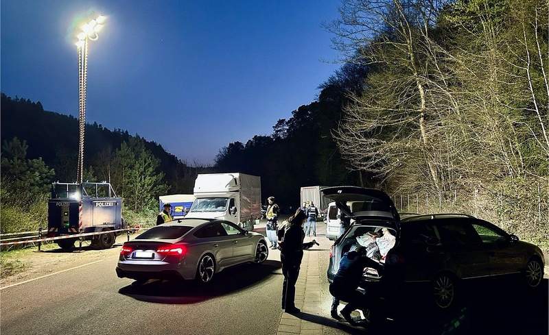 Großkontrolle auf der B 10 bei PS mit grenzüberschreitendem Polizei-Personal am gestrigen Donnerstagabend.