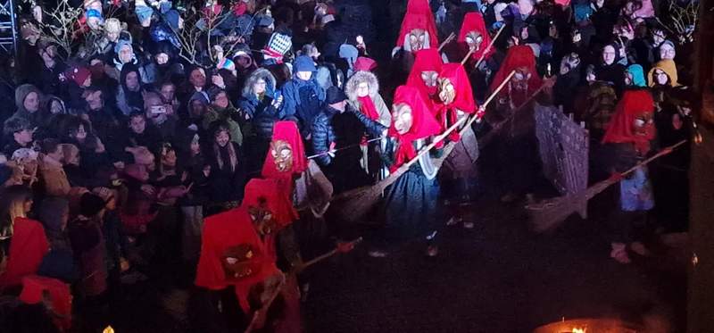 Dann kamen sie. Die Hutschelhexen ... Foto. Niloufar.