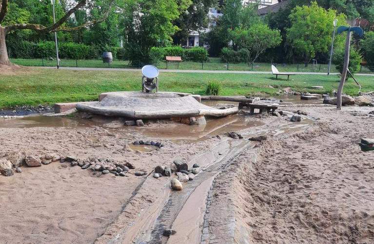 Der zunächst aufgestaute Woodbach im Kurpark von BZA hat den dazugehörigen Wasserspielplatz aufgrund von Sand-Schwemmung verwüstet.
