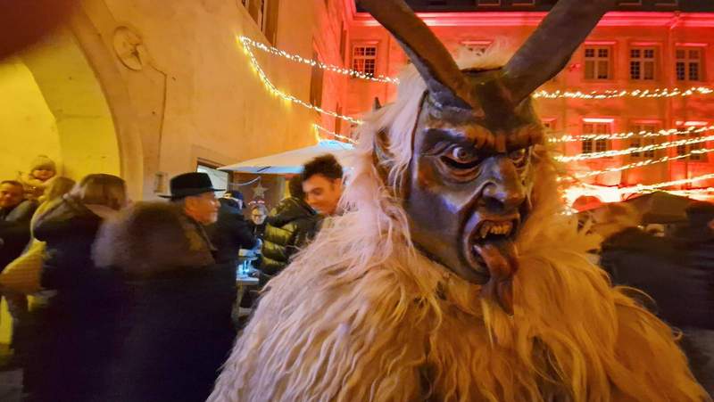 Ein Fellkrampusse auf dem Weihnachtsmarkt im Schlossinnenhof in BZA am gestrigen Freitagabend. Foto. rw. 