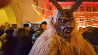 Ein Fellkrampusse auf dem Weihnachtsmarkt im Schlossinnenhof in BZA am gestrigen Freitagabend. Foto. rw. 