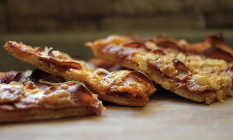 Der Heißhunger auf eine fettige Pizza wurde einem Autofahrer zum Verhängnis.
