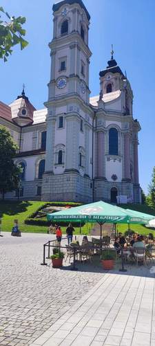 Über dem Marktplatz von Ottobeuren thront diese Basilika. Foto. Getto.