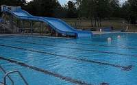 Zu allen Problemen im Freibad BZA kommt noch ein Fragezeichen zum Betrieb des Nichtschwimmerbeckens. Aufgrund der beeinträchtigten Technik kann ein Bereich bei der Wasserrutsche nicht so richtig umgewälzt werden. Das Problem gab es schon im vergangenen Jahr. Damals hat das Gesundheitsamt sein Okay gegeben. Foto. rw. 