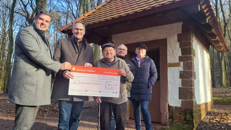 Von links. Stephen Schulz (Marktdirektor Sparkasse Südpfalz), Landrat Dietmar Seefeldt, Ewald Schiffmacher (Ehrenvorsitzender des Vereins „Bildhäusel"), Vereinsvorsitzender und Ortsbürgermeister Frank Laux und Frau Hammer vom Förderverein „Bildhäusel" Eschbach. Foto. KV. SÜW. Frei.