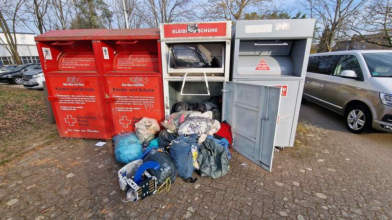 Auch wurde einer der Kleider-Container aufgebrochen. Foto. rw.