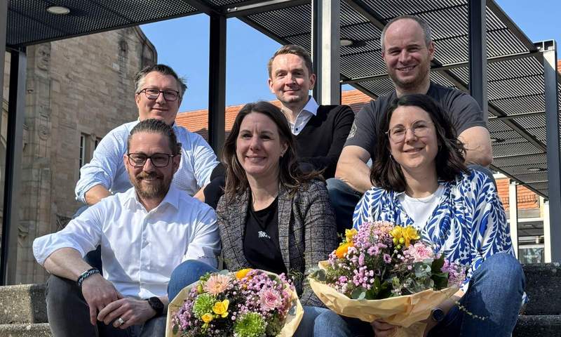 Das Leitungsteam der Stadtholding LD. V.l.n.r. (Oben) Christof Drost (Bäder), Thorsten Hartmann (Verwaltung), Johannes Klement (Veranstaltungsstätten) // (Unten) Daniel Zacher (Geschäftsführer), Nina Ziegler (Geschäftsführerin Stadt-Leben), Miriam Erb (Geschäftsführerin Stadt-Kultur). Foto. Stadt. LD. Frei. 