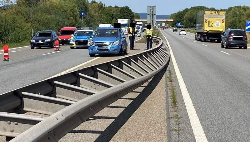Ein Verkehrs-Raudi drängte eine andere Autofahrerin in die Leitplanke. Passiert auf der A 65 am gestrigen Montagmittag bei Edenkoben.