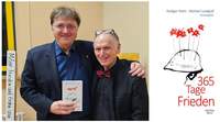 Die Herausgeber von "365 Tage Frieden", Rüdiger Heins (rechts) und Michael Landgraf, stellen ihre Anthologie, an der 140 Autoren mitgewirkt haben, am 2. April bei einer musikalischen Lesung im NWer Bibelmuseum vor. Foto. Michael Landgraf. Frei.