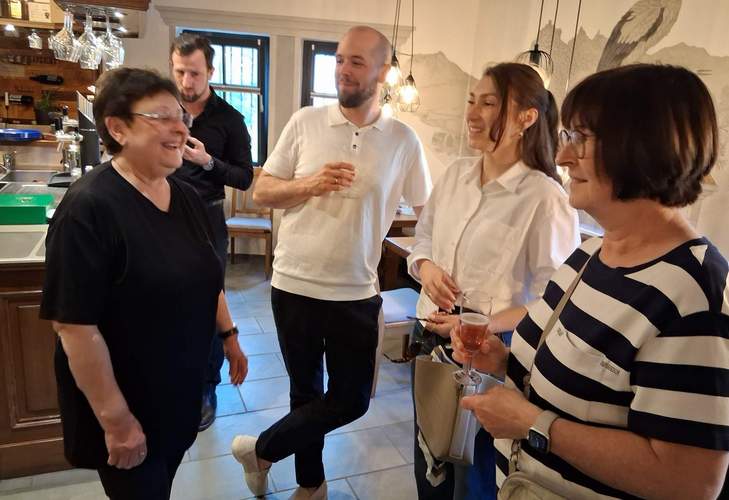 Gute Laune bei den Gästen zur Eröffnung. Foto. Günter Hirschmann. 