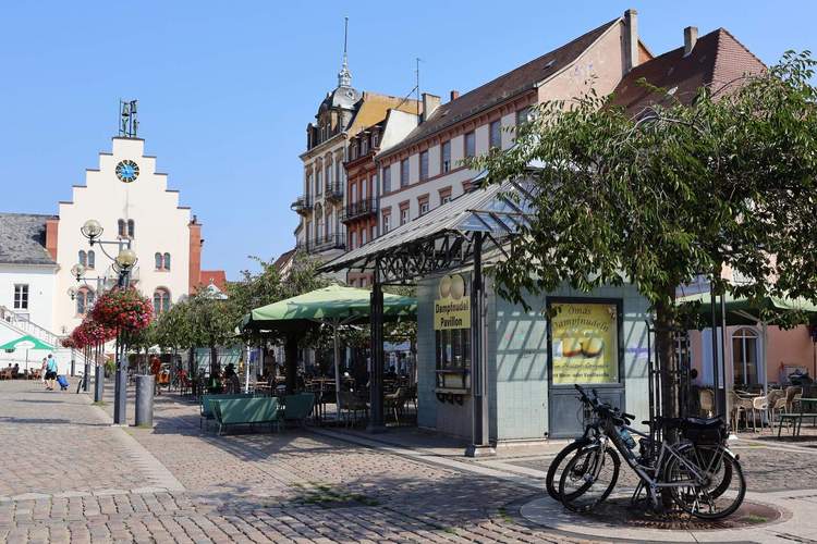 Der Dampfnudelpavillon auf dem LDer Rathausplatz. Foto. Stadt LD. Frei. 