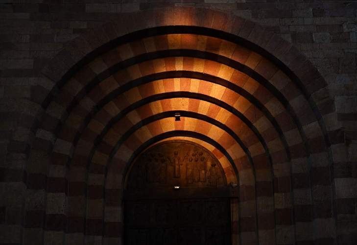 Lichtphänomen im Dom an der Tag-und-Nacht-Gleiche. Foto. Domkapitel SP. Klaus Landry. Frei. 