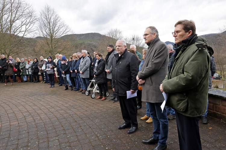 Pfalzklinkums-Geschäftsführer Paul Bohmke (rechts) bei der Gedenkfeier am heutigen Montagmittag, links neben ihm Landrat Dietmar Seefeldt. Foto. Norman Krauß. 