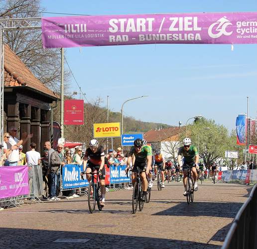 Die ersten Herren des Schirmbar-Teams bei der Zieleinfahrt am gestrigen Samstag am Weintor. Foto. PR. Frei. 