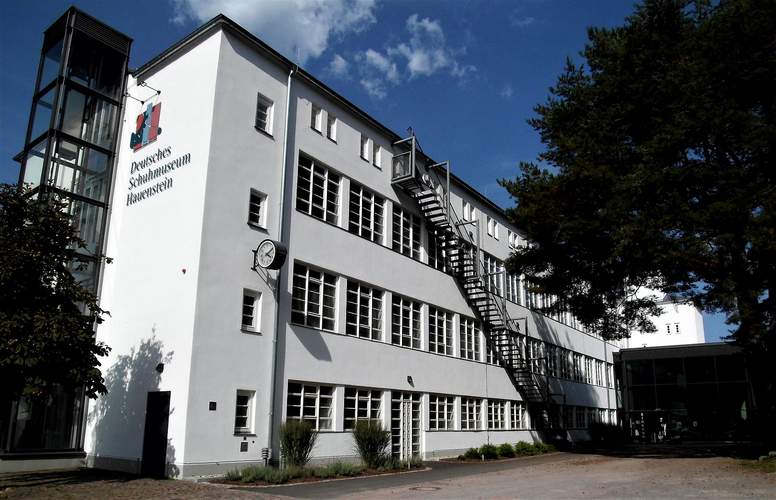  Das denkmalgeschützte ehemalige Fabrikgebäude wurde 1928 im modifizierten Bauhaus-Stil errichtet. | Foto. W. G. Stähle