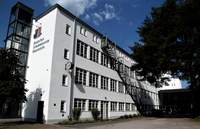  Das denkmalgeschützte ehemalige Fabrikgebäude wurde 1928 im modifizierten Bauhaus-Stil errichtet. | Foto. W. G. Stähle