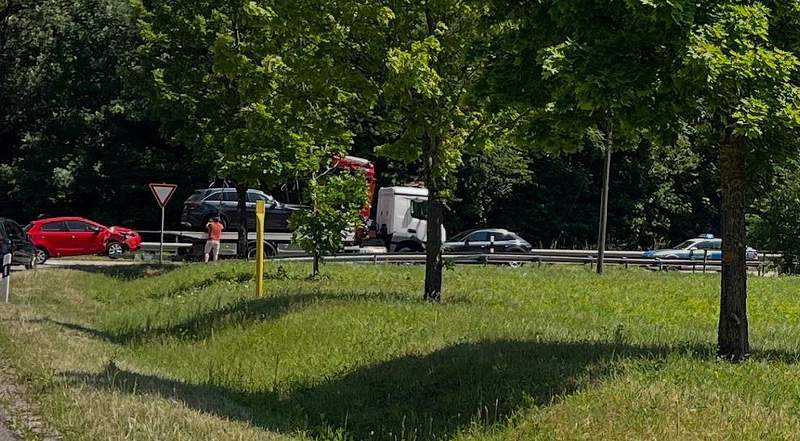 Unfall auf der B 10. Heute, Freitagmittag. Seit kurz vor 13 Uhr ist die Fahrbahn Richtung LD wieder frei.