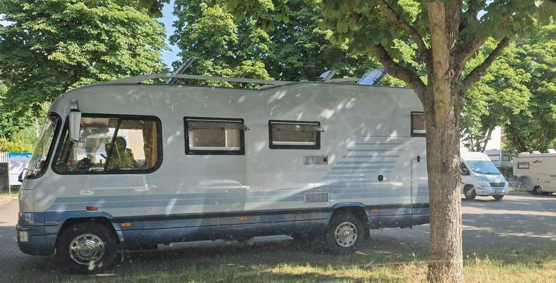 Quergestellt. Ein Wohnmobil belegt gleich 3 Wohnmobil-Stellplätze auf dem P-Platz In den Schlossgärten in BZA. Und sicherlich nur für einen bezahlt ... Foto. rw. 
