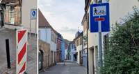 Die Kettengasse in BZA ist seit Mittwoch an ihrer Querung der FuZo durch schwarze Metallpoller (Foto links) auf beiden Seiten gesperrt. Die Anlieger können nun von beiden Seiten bis zur Absperrung einfahren. Dann ist Schluss. Fotos. rw. 