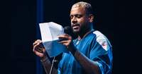 Der deutschsprachige Meister im Poetry-Slam 2024, Anuraj Sri Rajarajendran, kommt am 4. Dezember in die LDer Stadtbibliothek. Foto. Jonas Samson Völk. Pressefrei. 