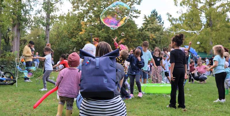 Das erste Parkfest im Thoms-Nast-Park konnte durch das Bund-Länder-Förderprogramm „Sozialer Zusammenhalt“ finanziert werden. Foto. Stadt. LD. Frei. 