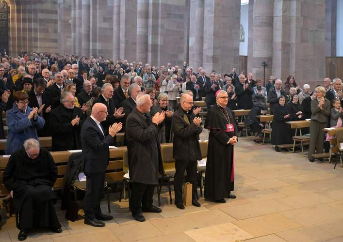 Applaus für den SPer Bischof Wiesemann zu seinem 40. Priesterweihe-Jubiläum. Auch Alt-MP Kurt Beck war in den SPer Dom gekommen. Foto. Klaus Landry. 